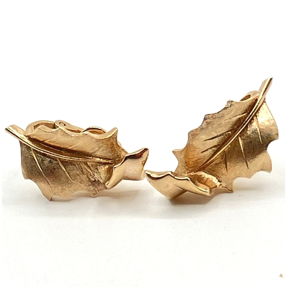 Vintage Trifari Brushed Gold Tone Textured Turned Leaf Clip On Earrings 1"x.5"‎